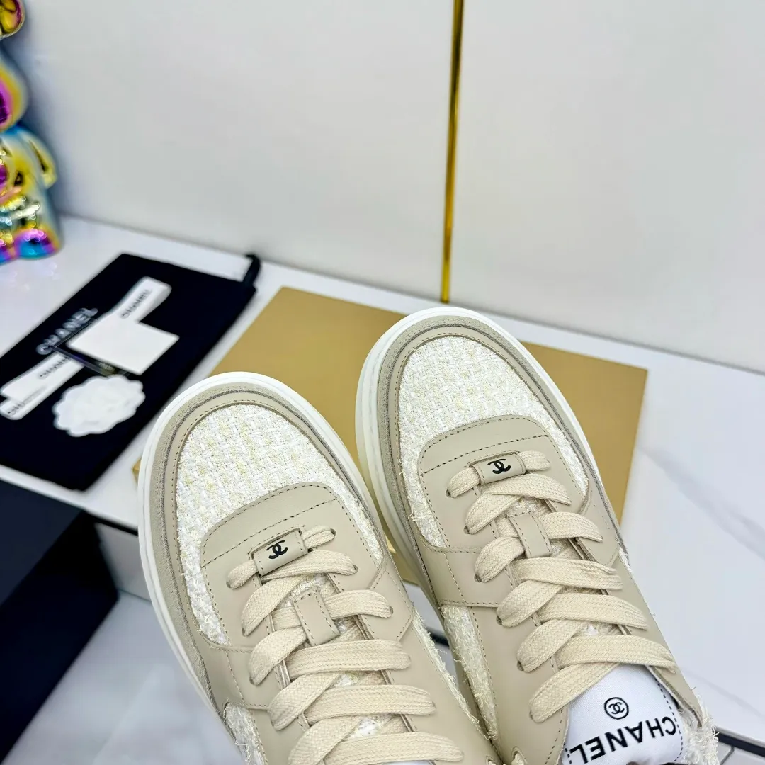 👟👟Ex-factory price 600👟👟 Upgraded version, upgraded version, upgraded version! No rebuttal accepted! ! ! ! Chanel Chanel panda shoes! 2025 counter's top casual sports shoes. This classic design; the upper is electro-embroidered with a variety of techniques; the outsole is fashionable and sporty; the unusual inclusion of a variety of color matching elements... The diversified mix and match is very good-looking and versatile, and can be used for leisure, fashion, sports, and outdoor... ꫛꫀꪝ Go➫ Materials: ❶Upper made of: original imported first-layer silk cowhide + original waterproof cloth + original first-layer cowhide ❷Inner lining: Original Yangli+Net ❸Outsole based on: Original TPU combination outsole Counter boutique packaging complete set for women 35–41 👉 👉 👉 👉 👉